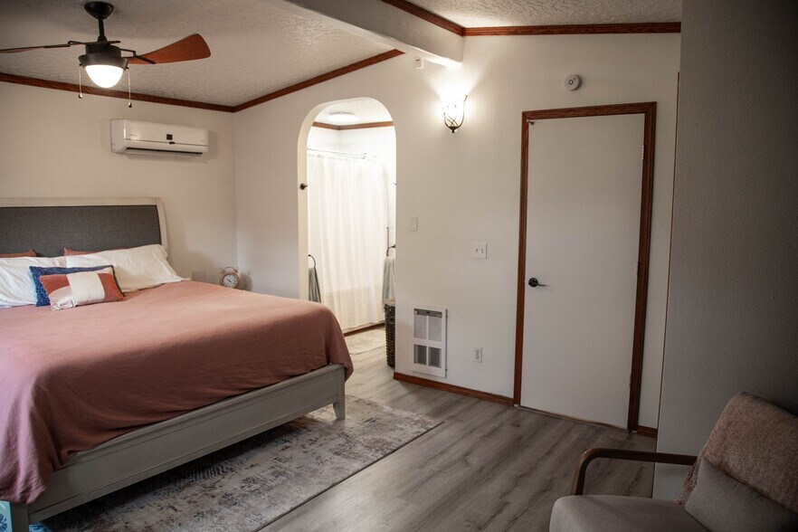 Building Photo - 6647 N Astor St