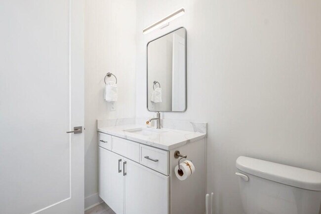 Building Photo - 31 Sarah St