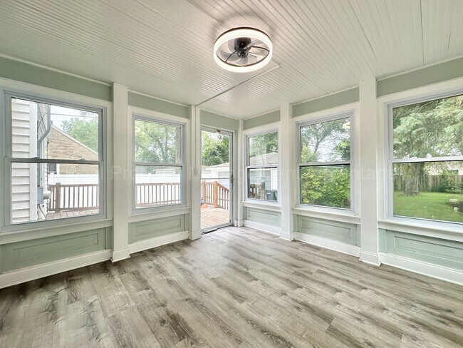 Building Photo - Charming Royal Oak 3-Bed with Sunroom, Dec...