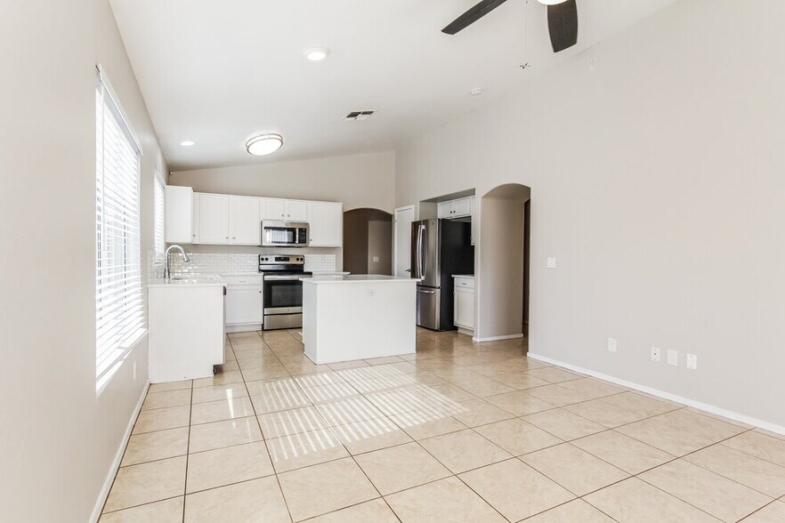 Building Photo - 13117 N El Frio St