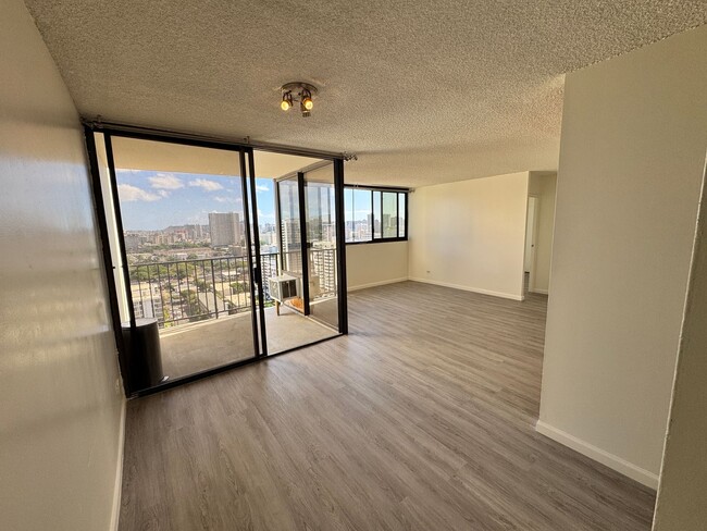 Building Photo - Bright and Breezy 2 bed, 1.5 bath, 1 covered parking top floor condo in Makiki!!