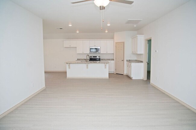 Building Photo - Move-In Ready & Made for Memories