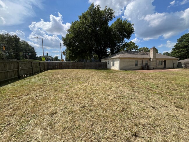 Building Photo - Spacious 4BR/2BA Memphis Home | 1,913 Sq Ft, Hardwood Floors, Brick Fireplace & Fenced Yard