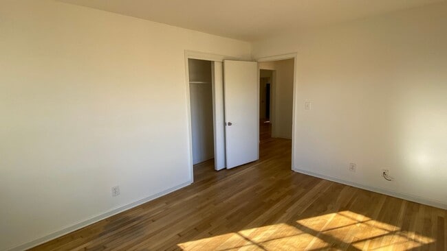 Building Photo - Spacious 4 Bedroom Home