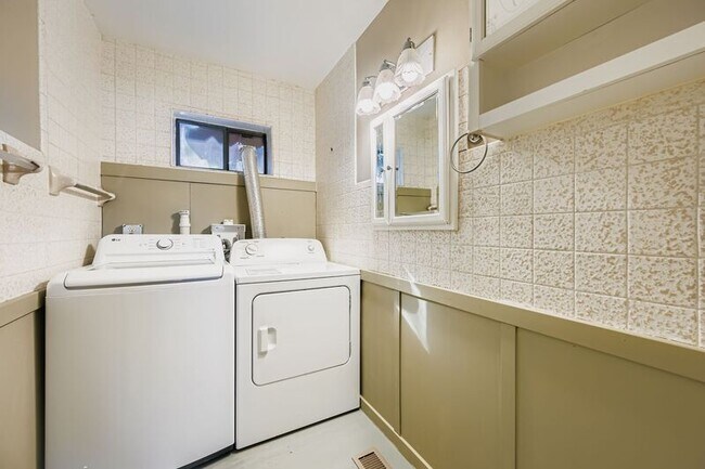 Building Photo - 515 W San Miguel St