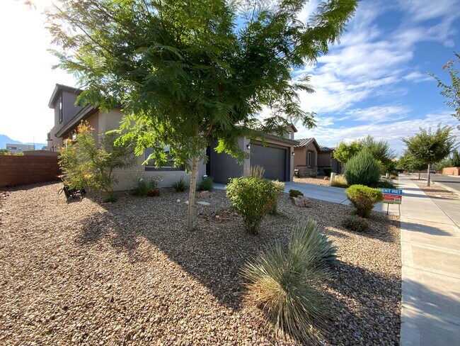 Building Photo - 5 Bedroom Luxury Home Available Near Louis...