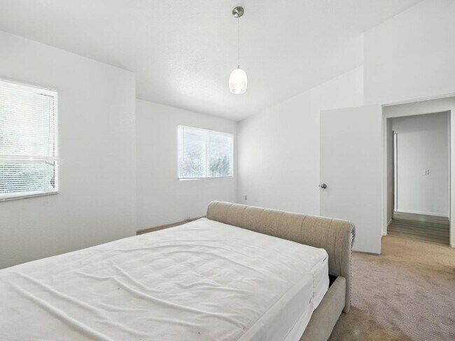 Building Photo - 44131 Sunmist Ct