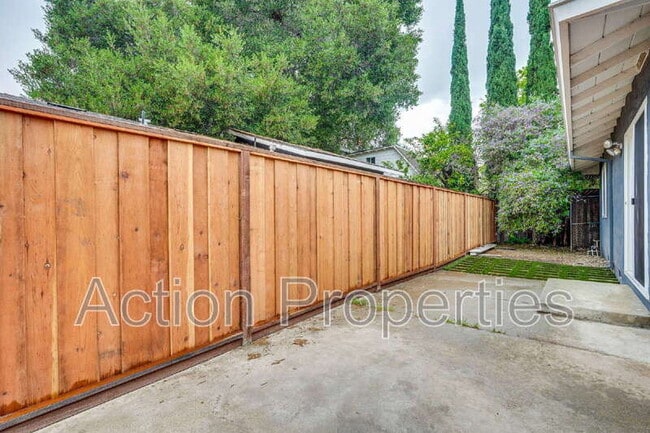 Building Photo - 681 S 13th St