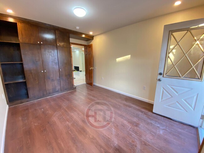 Building Photo - 1318 Mace Ave