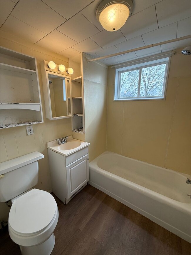 Building Photo - Spacious 4-Bedroom Home with Huge Fenced Backyard!