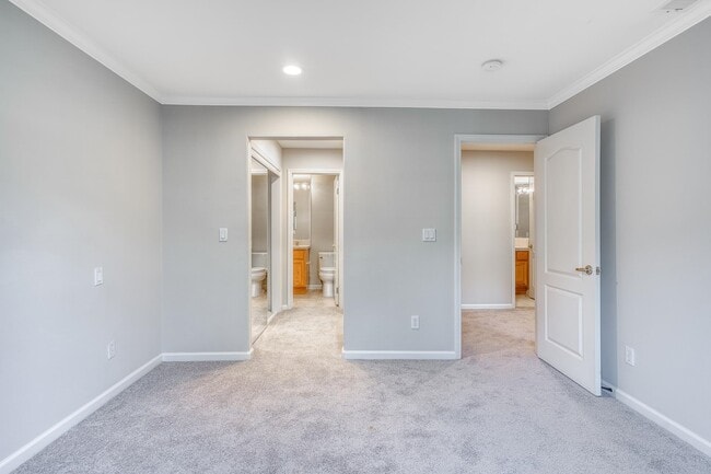 Building Photo - 20 Willow Rd