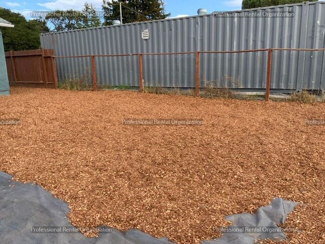 Building Photo - Country property minutes from downtown Pet...