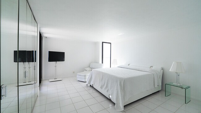 Building Photo - 5540 N Ocean Dr