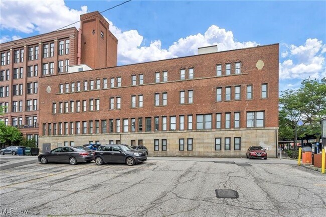 Building Photo - 1133 W 9th St