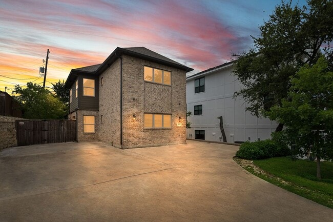 Building Photo - * MOVE IN July 6th 2027 * $8400/$1400 per Bed * 6 Bed 4 Bath, Short Walk to TCU