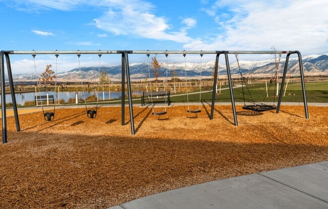 Building Photo - Free First Month Rent!