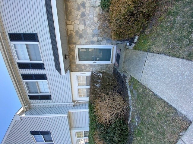 Building Photo - 102 Covered Bridge Ct