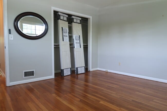 Building Photo - 929 Kenmoor Ave SE