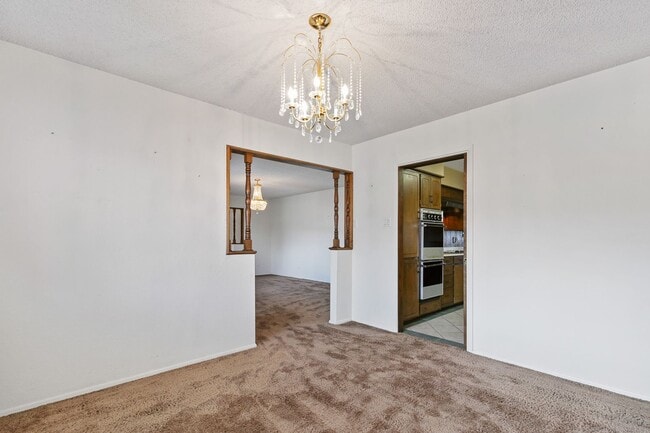 Building Photo - 3 Bedroom 2 Bath Conveniently Located House!