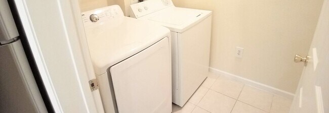 Building Photo - Gorgeous Wood Floors 1/1 condo for RENT @The Crest close to UCF