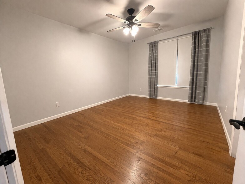 Building Photo - 2119 Oaklyn Dr