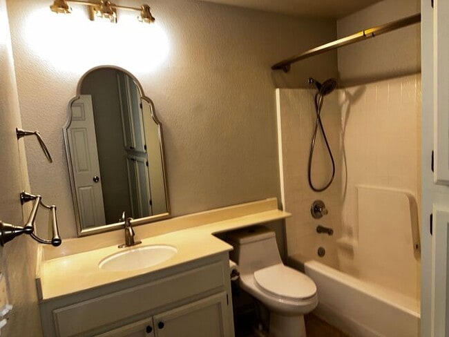 Building Photo - 3 Bedroom 2 Bath House with Amazing Rosevi...