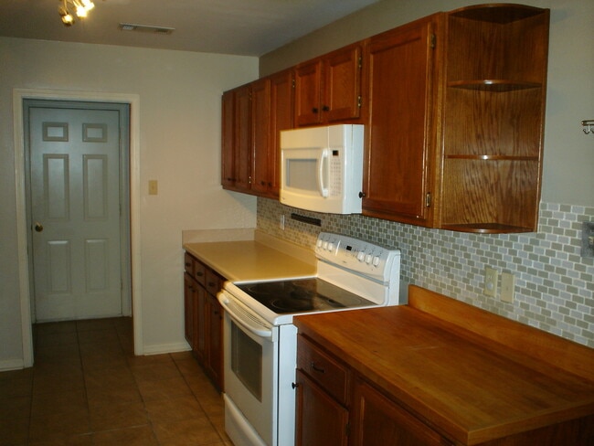 Building Photo - QUESTIONS PLEASE CONTACT Peggy Goodman 501...