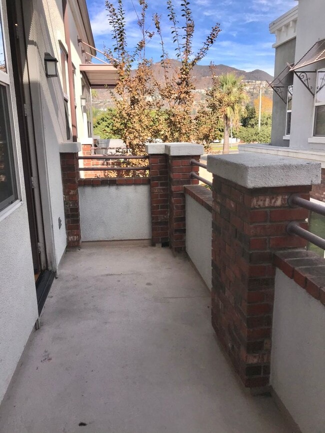 Building Photo - Located in the very popular northwest area in Glendale