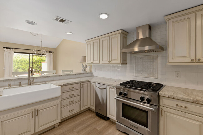 kitchen - 8 Grenada Ct