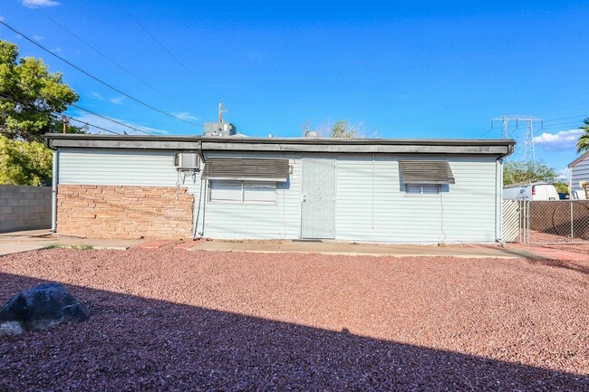 Building Photo - 307 Regina Way