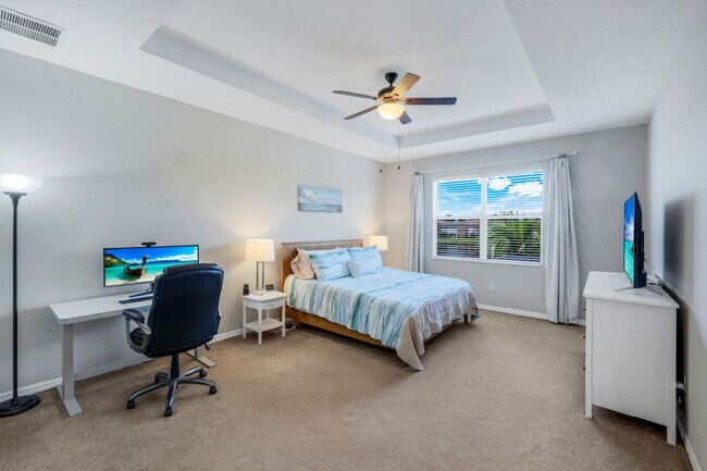 Building Photo - "Spacious 3-Bedroom Condo Retreat in Ester...