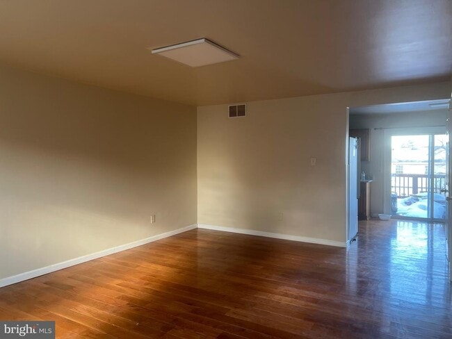 Building Photo - 16 N Pendleton Ct