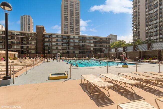 Building Photo - 1455 N Sandburg Terrace