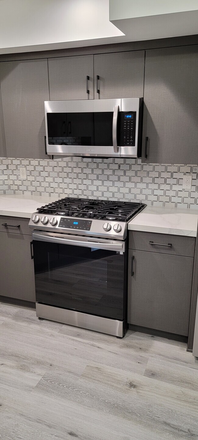 KITCHEN - 723 Westmount Dr