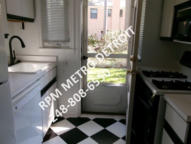 Building Photo - Charming Townhome in Birmingham