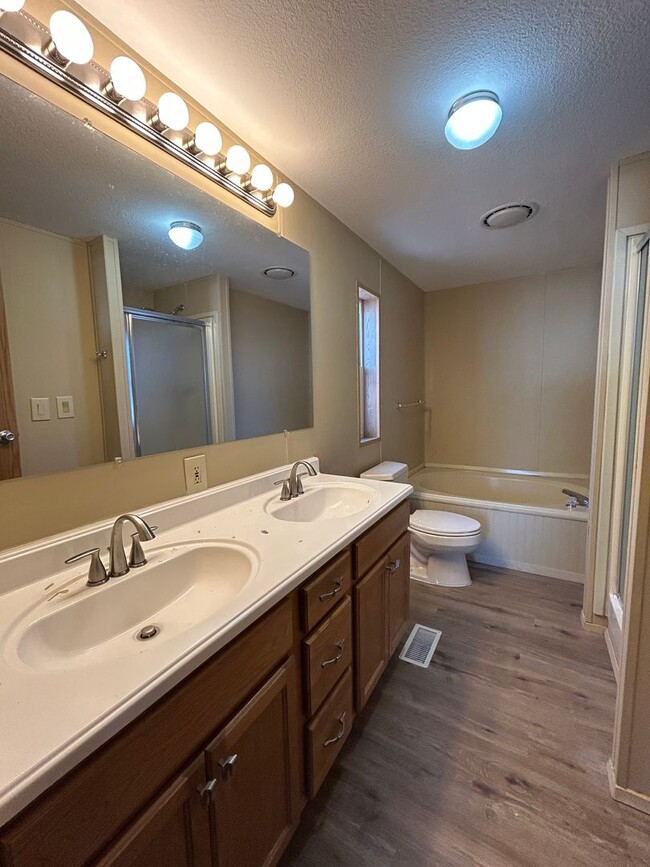 Building Photo - 3 Bedroom / 2 Bath Home in SE Redmond