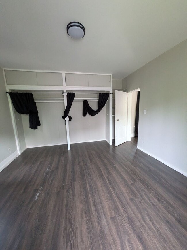 Building Photo - 2 bed 1 bath with 1st floor laundry and of...