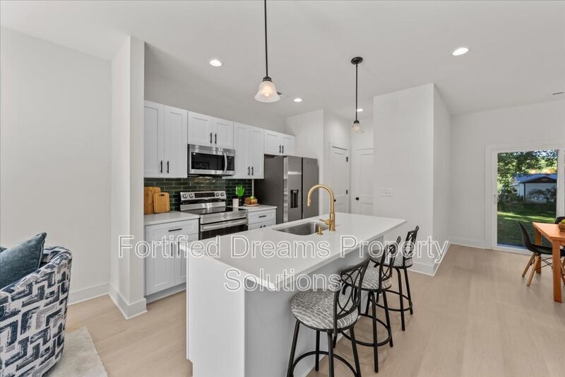 Building Photo - 210 S Carter St