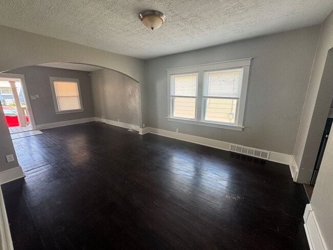 Building Photo - 3 Bedroom and 1 Bath Home With Recent Updates