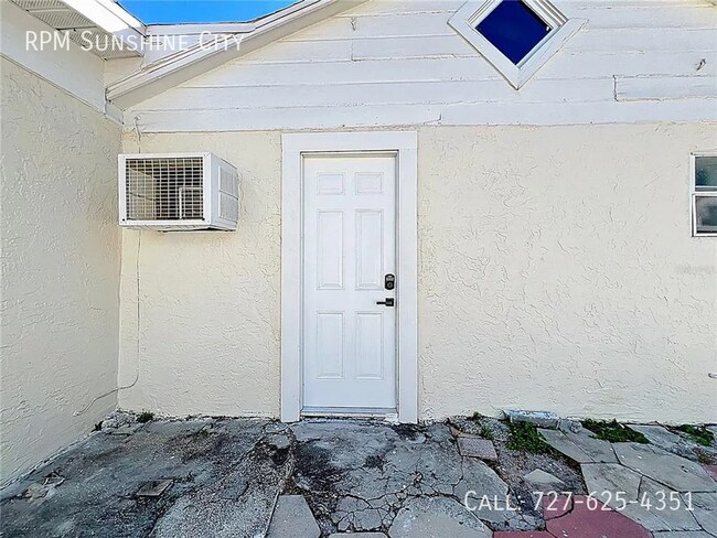 Building Photo - 944 18th Ave S