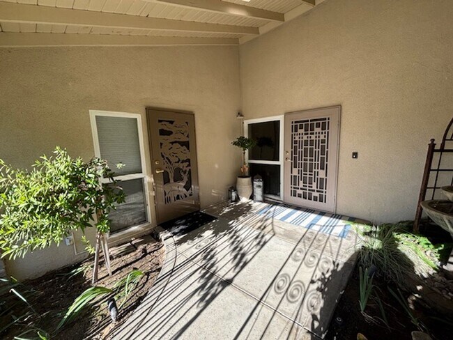 Building Photo - Beautiful 3 Bedroom / 2 Bathroom Home in S...