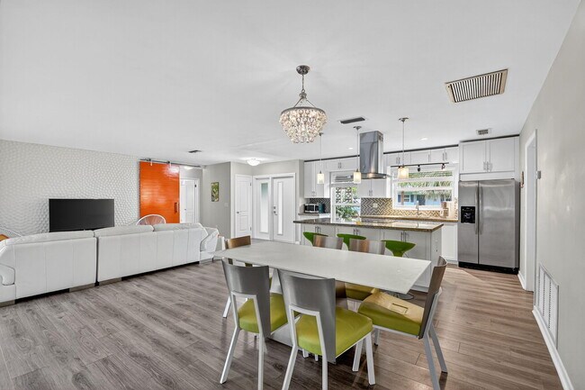 Building Photo - 113 Park Ln E