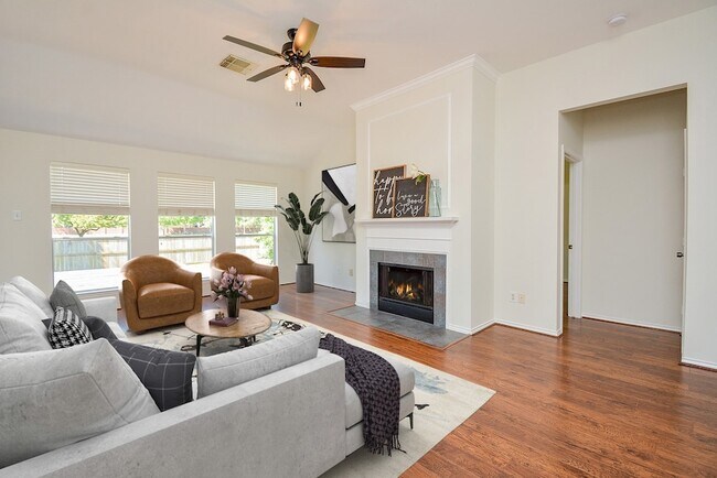 Building Photo - 3815 Summerfield Dr