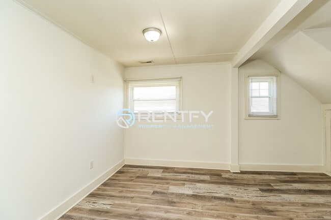 Building Photo - 303 E Ingle St