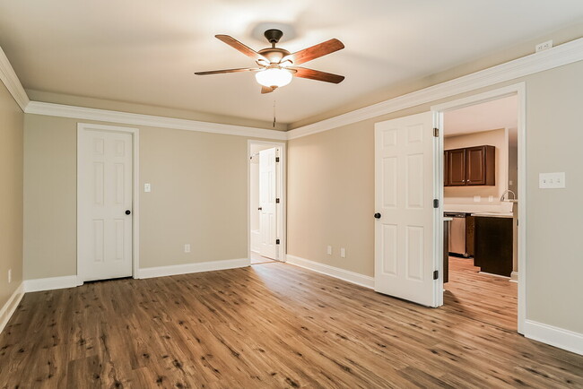 Building Photo - 143 Locket Dr