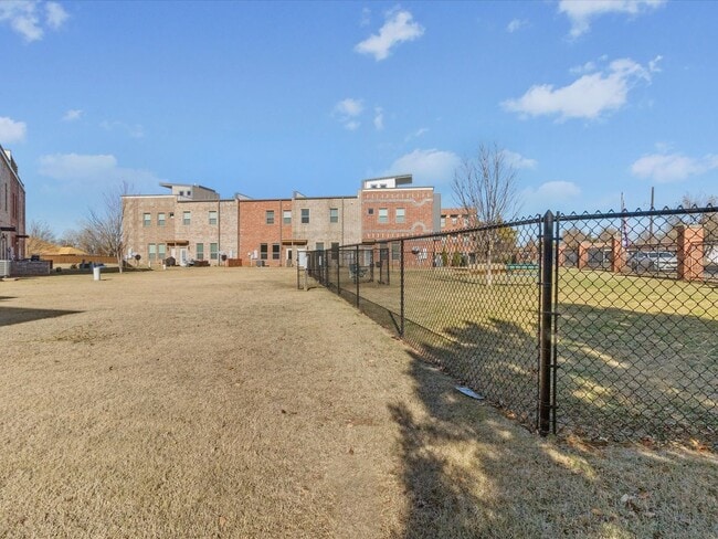 Building Photo - 475 S Fretz Ave