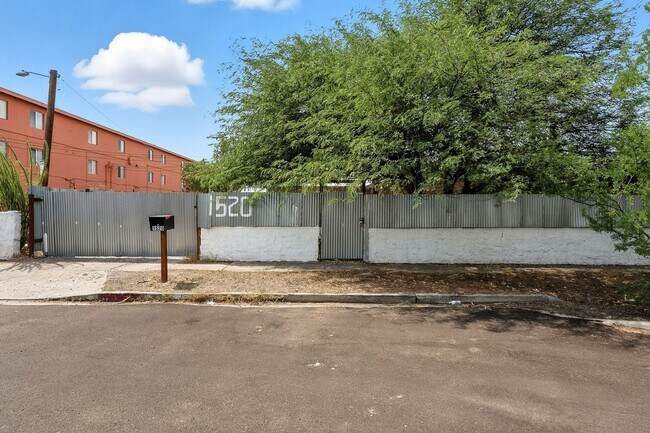 Building Photo - 1520 E 10th St