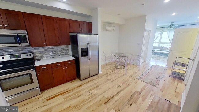 Building Photo - 823 N 15th St