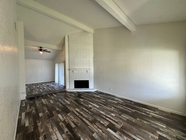 Building Photo - Adorable UPDATED 2bd/2bth duplex in Sacramento!