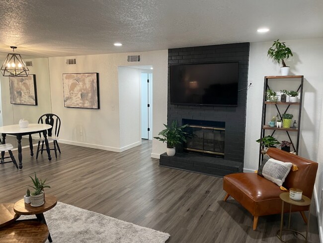 Building Photo - For Rent: Beautifully Remodeled 2 Bed, 2 B...